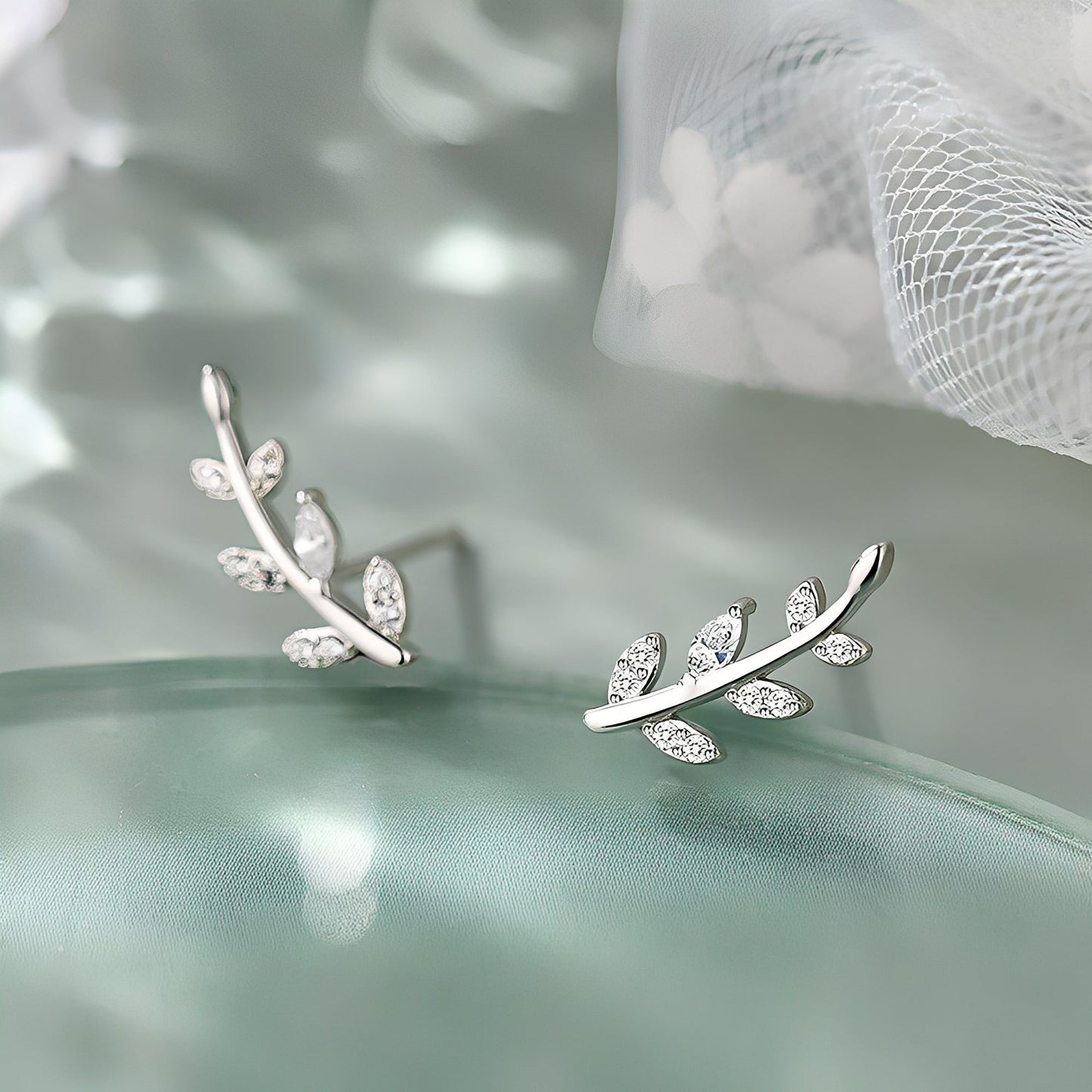 Liana – Earrings with Shiny Leaves