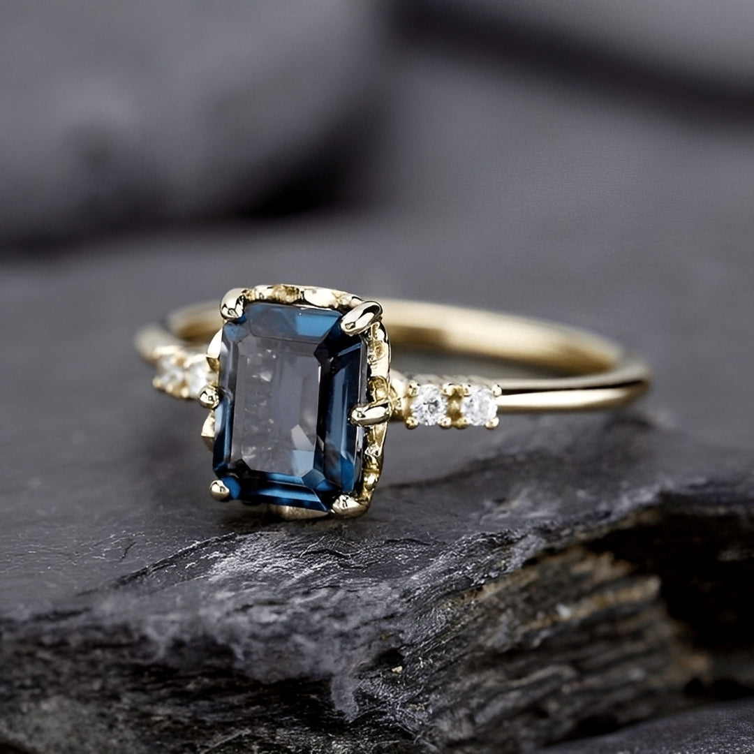 Sza – Vintage ring in gold with blue crystal
