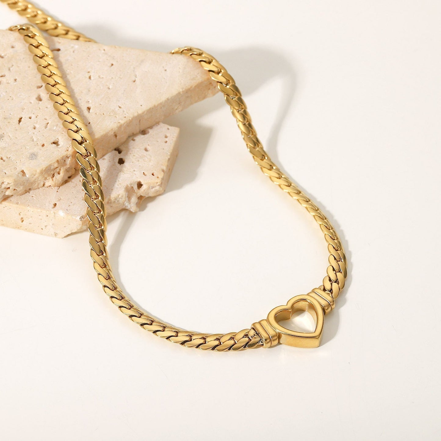 Ara – Heart Necklace in Gold