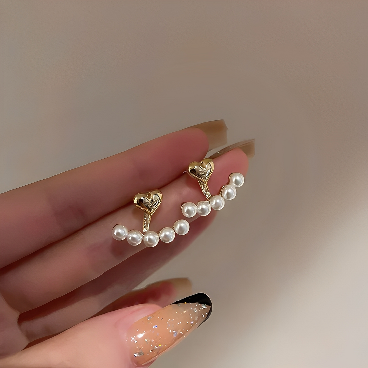Avery – Heart-shaped gold earrings with pearls