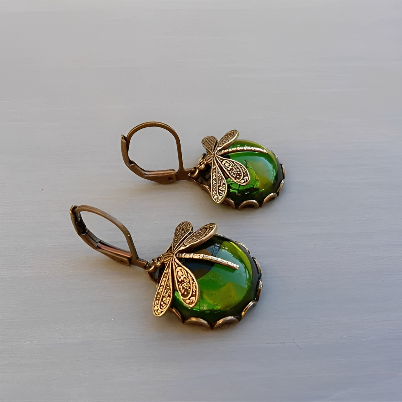 Elandra – Round dragonfly earrings in antique gold