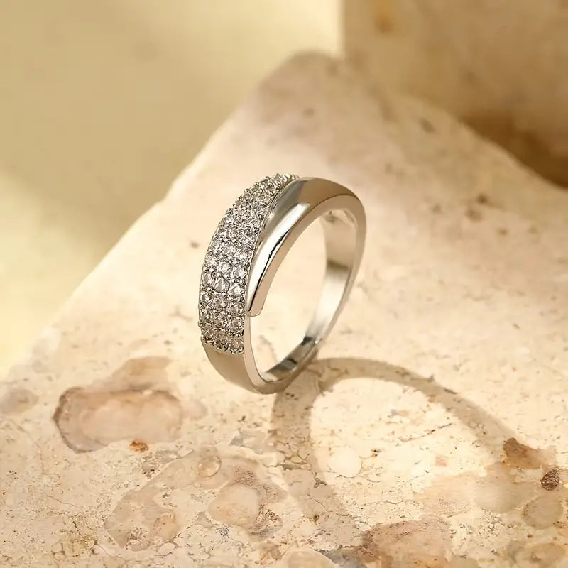 Emiko – Ring made of yellow gold with radiant stones