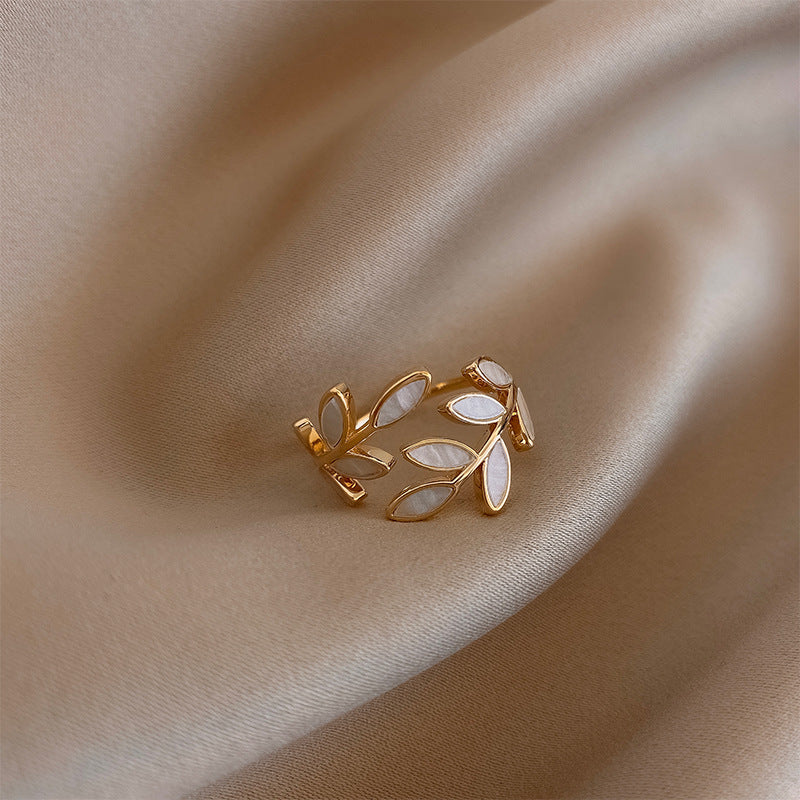 Pria – Stylish Ring made of White Opal and Leaf