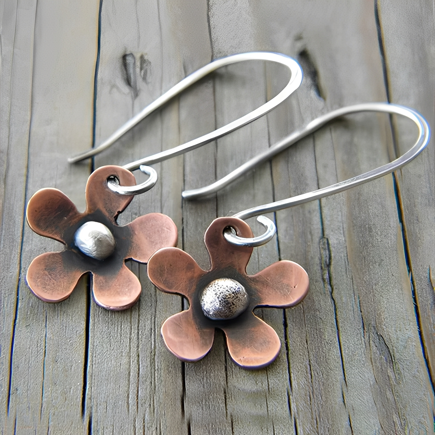Hera – Vintage Style Silver Flower Motif Earrings