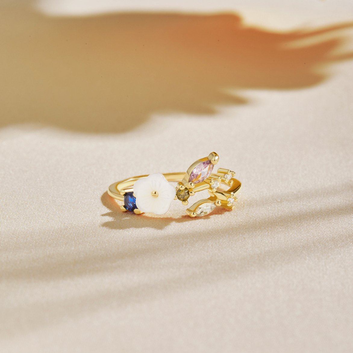 Leah - Crystal White Flower Ring Made of Gold