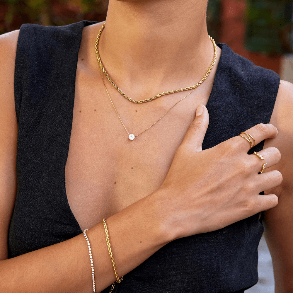 Amaris – Elegant gold necklace with round crystal