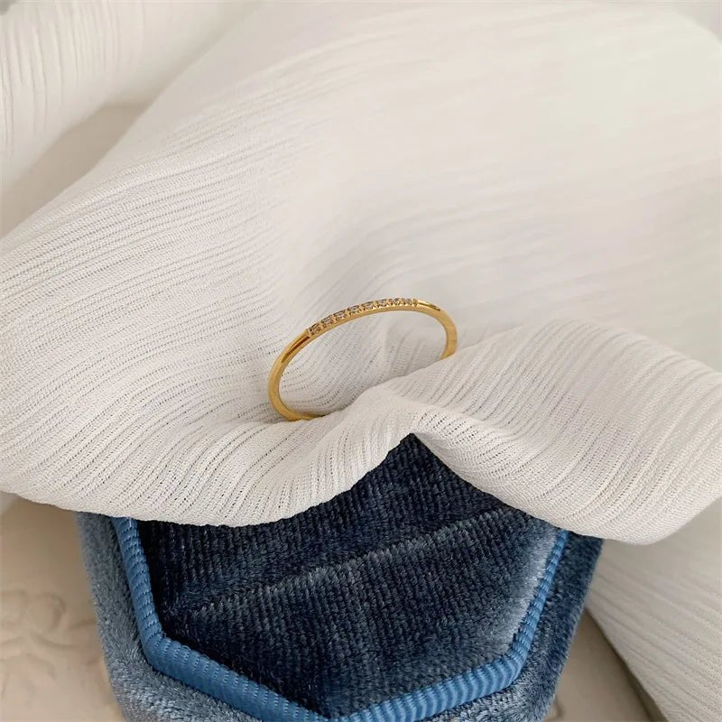 Alana – Delicate Ring with Speckled Diamonds