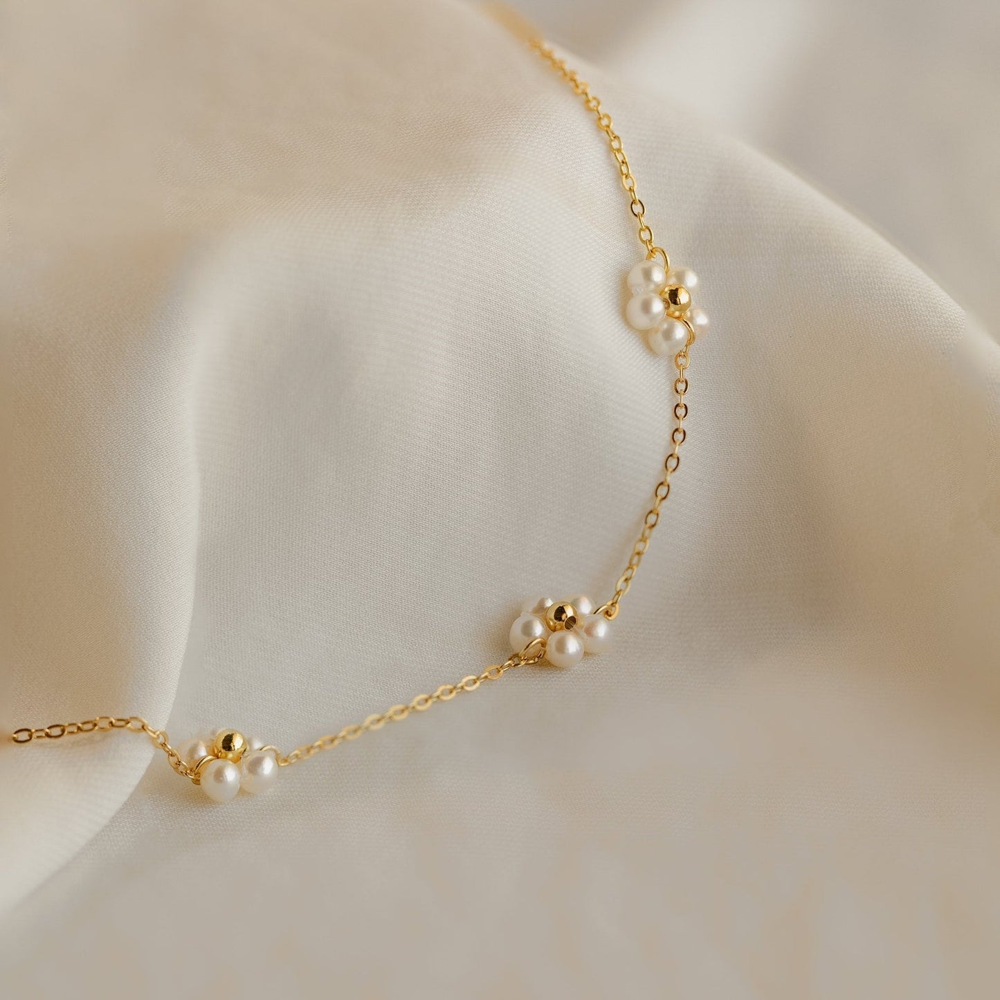 Daisy Necklace with Pearls - Flowers made of Pearls