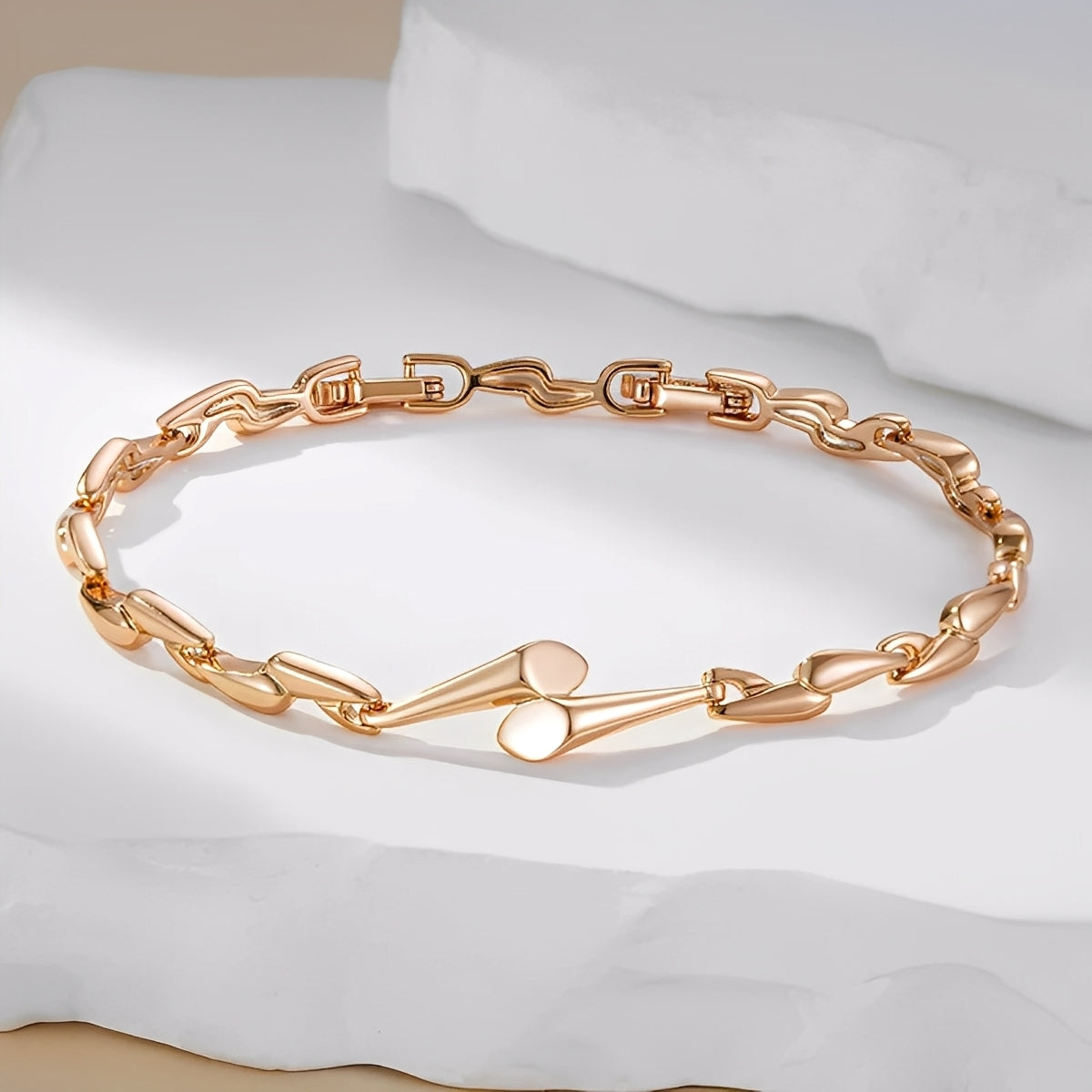 Lina – Stylish bracelet in gold