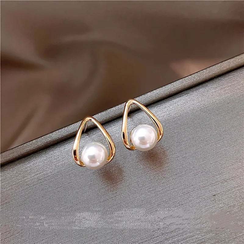 Geah – Earrings with Hollow Gold Pearls