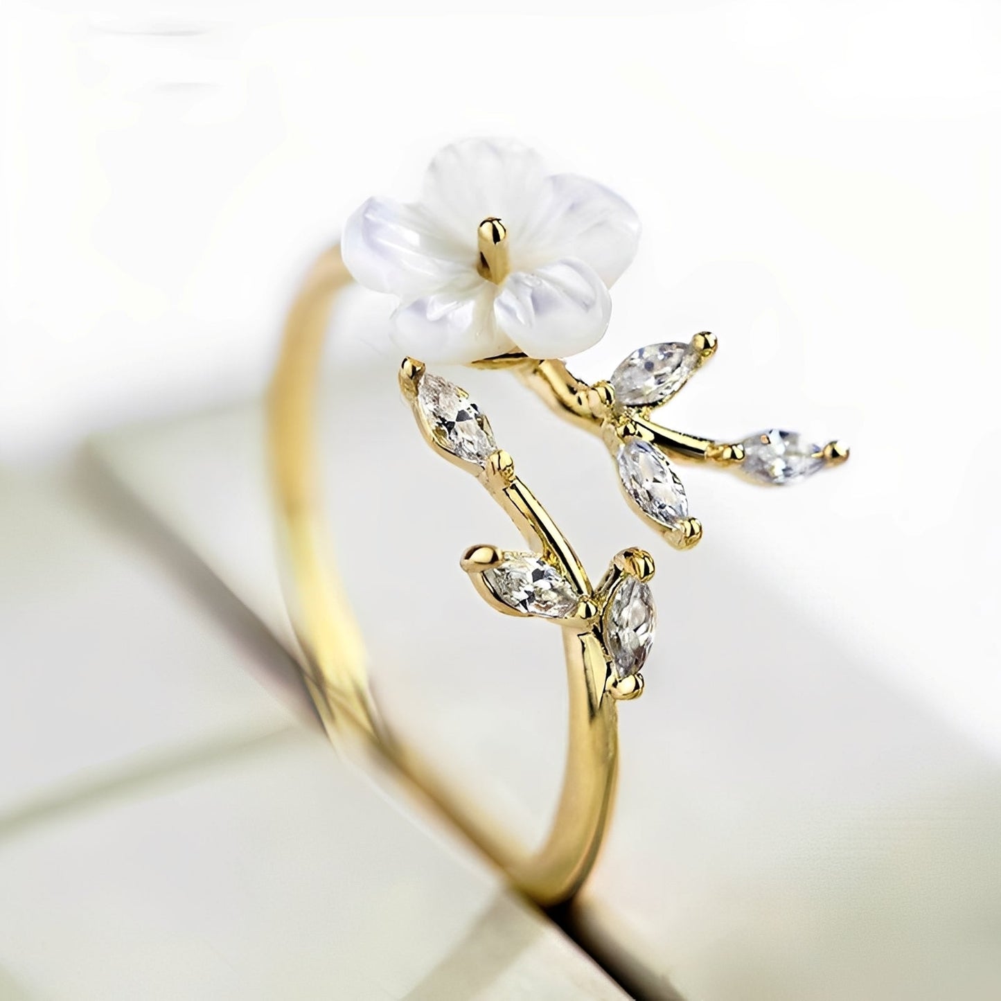 Mayla – Flower Ring with White Flowers and Zirconia