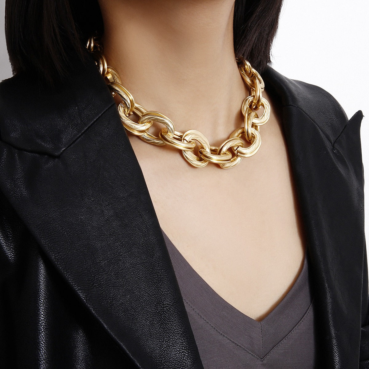 Alessia – Necklace with wide golden links