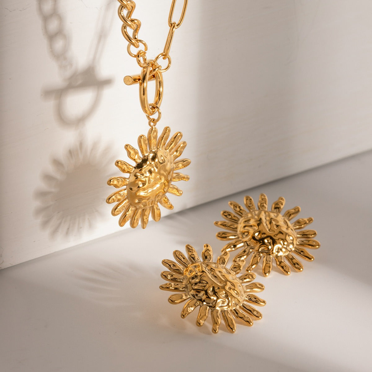 Milly – Eye-catching Necklace with Golden Sunflower