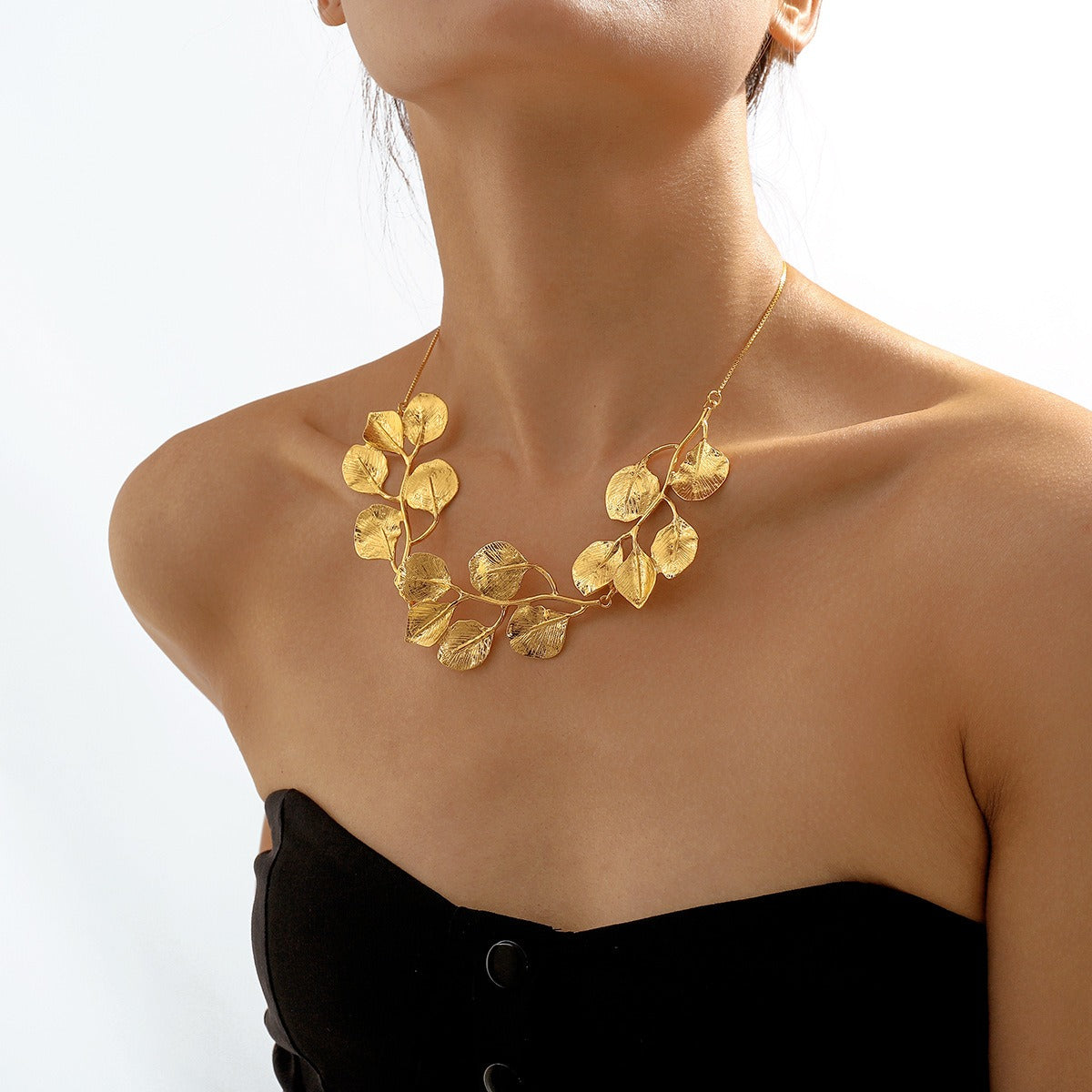 Mitena – Necklace made of Metal in Leaf Design