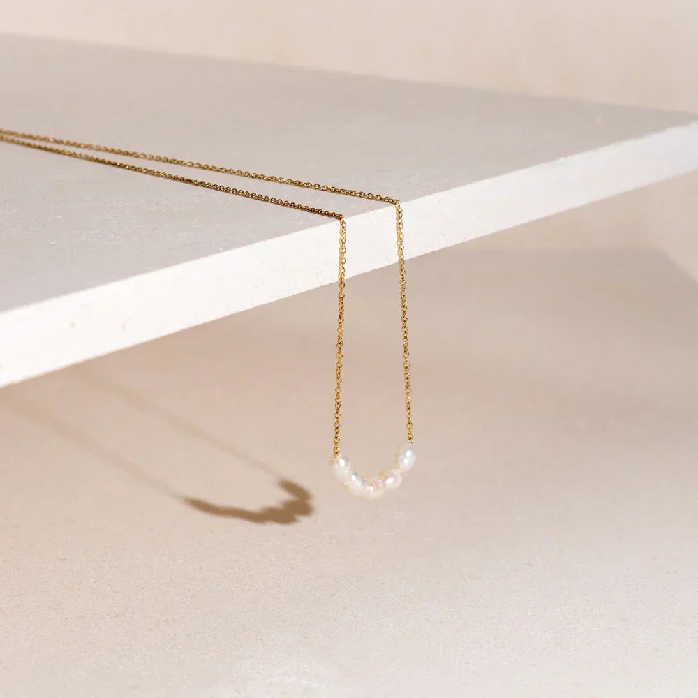 Elle – Stylish Pearl Necklace