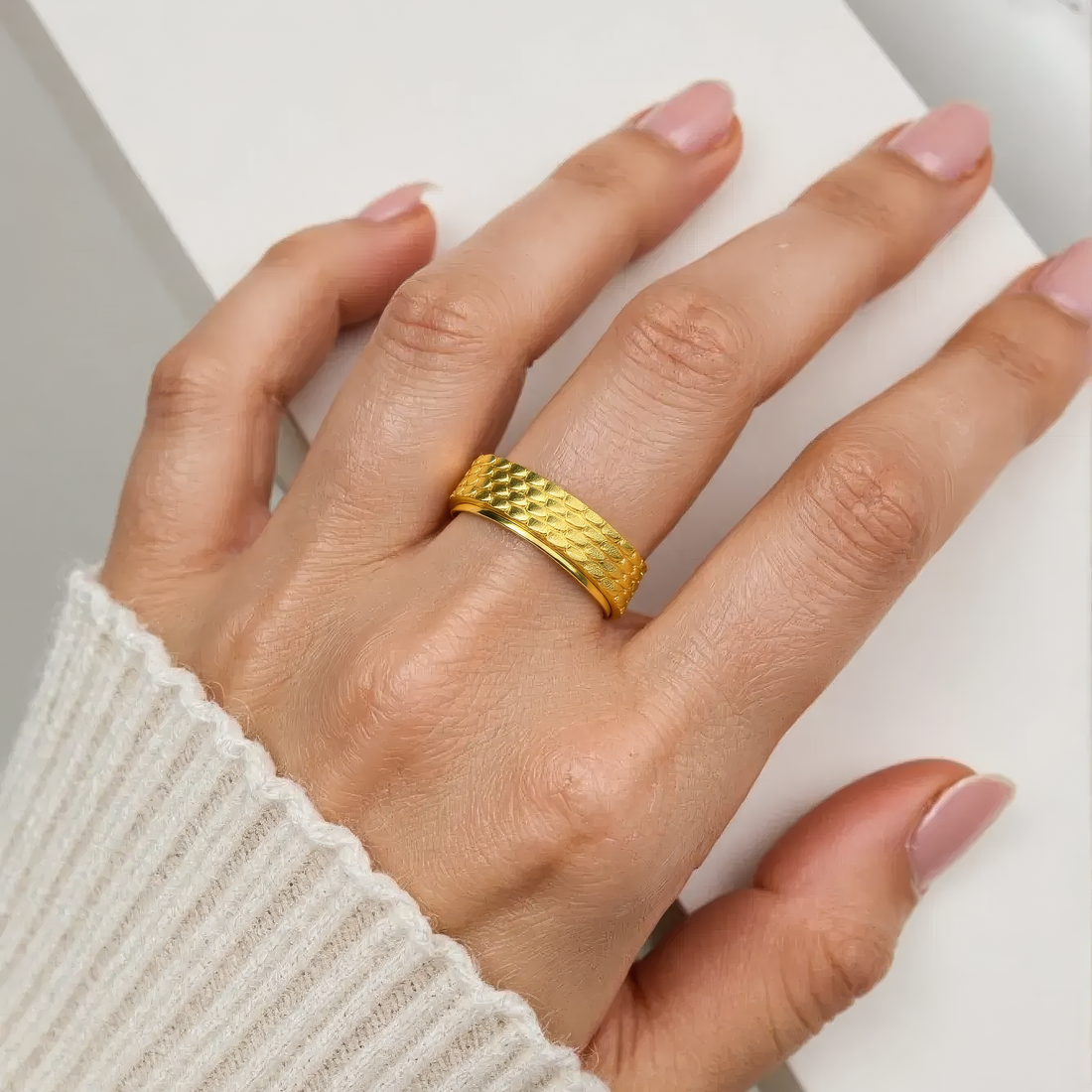 Women’s Wide Ring with Scaly Structure and Rotatable Band
