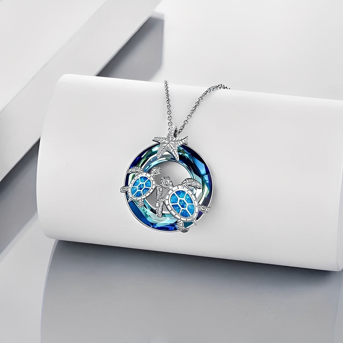 Nolwen – Necklace Turtle and Palm with Circle of Opal