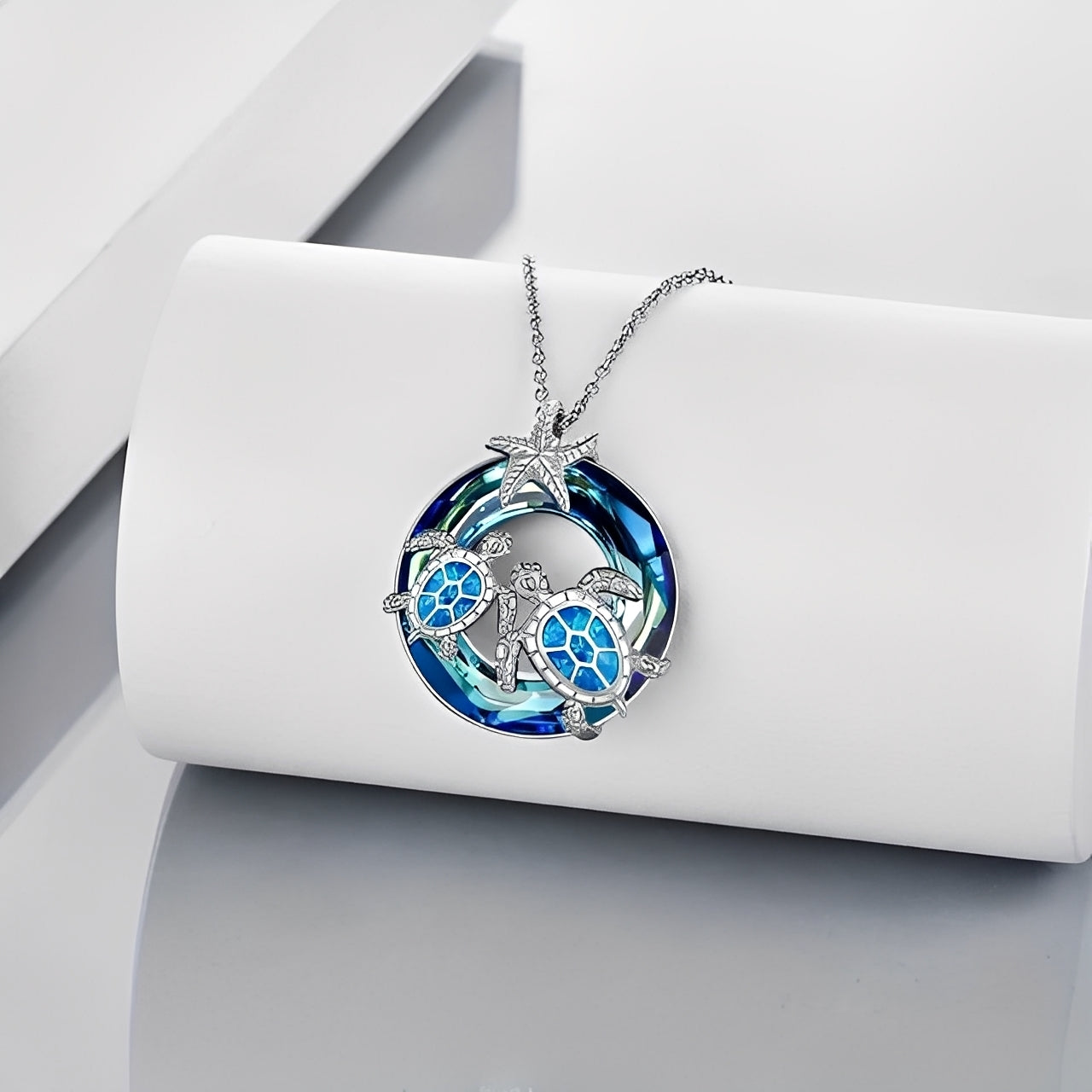 Nolwen – Necklace Turtle and Palm with Circle of Opal
