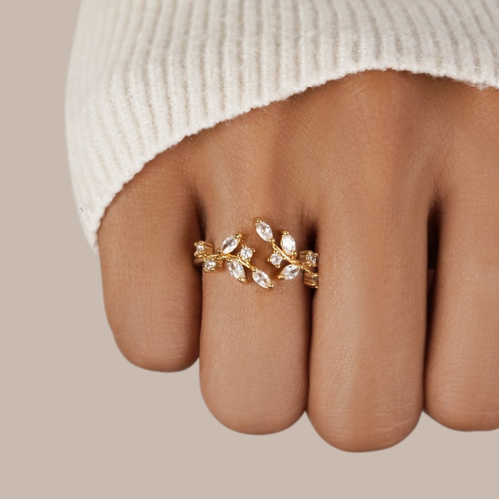 Aretha – Vine Ring with Brilliant Details