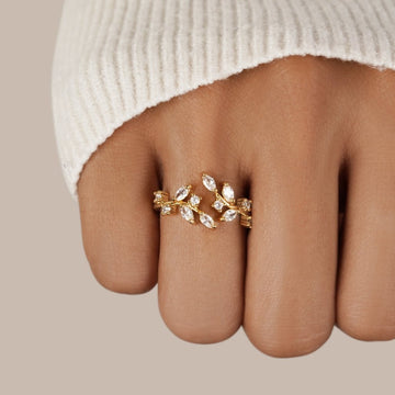 Aretha – Vine Ring with Brilliant Details