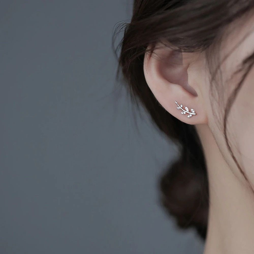 Liana – Earrings with Shiny Leaves