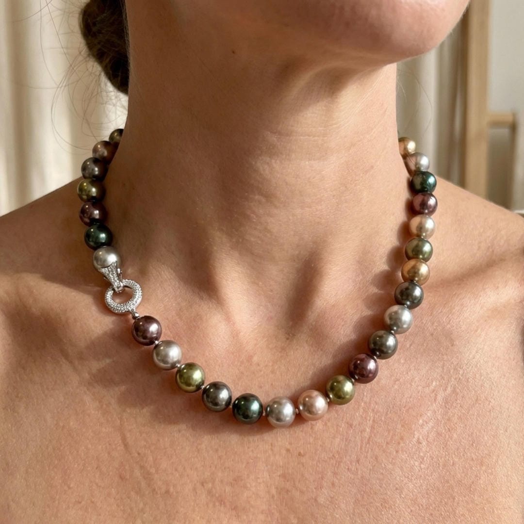 Women's Pearl Necklace with Continuous Single Strand Structure
