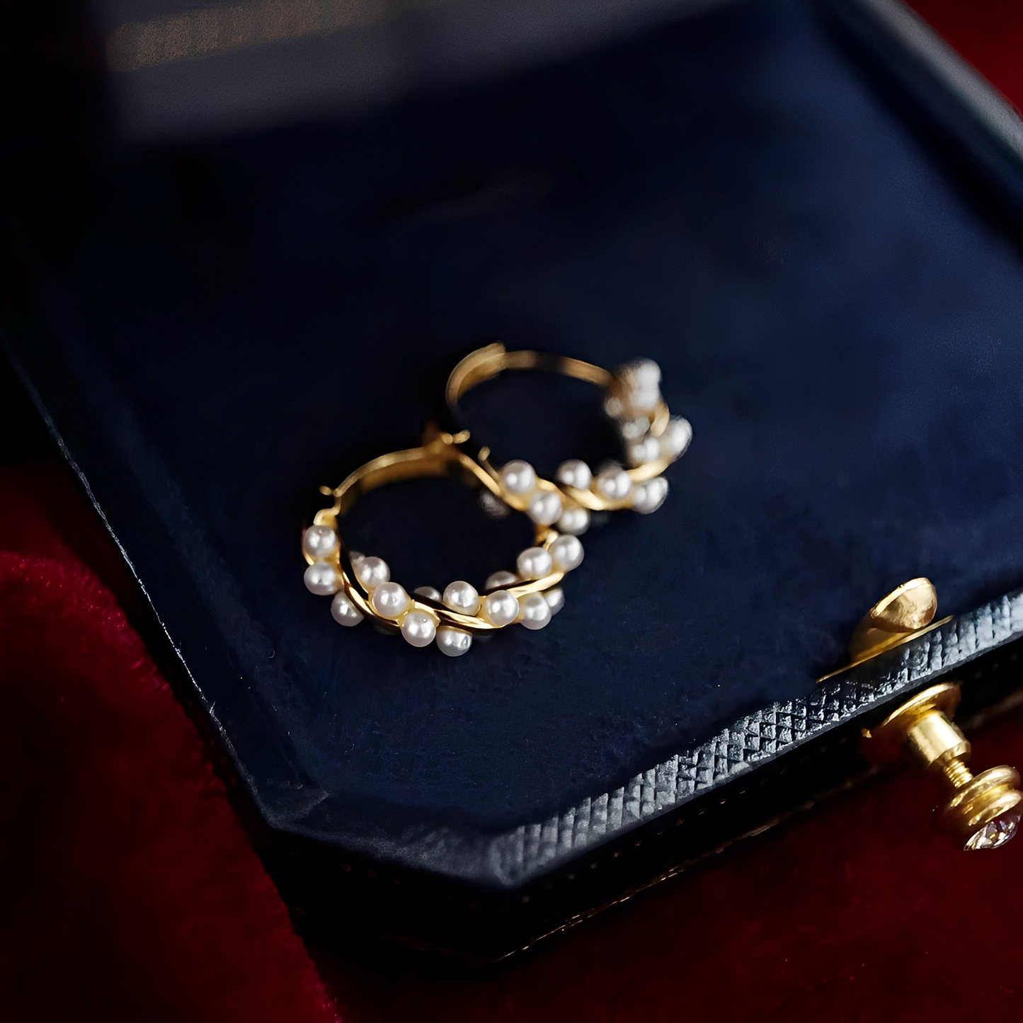Ellie – Earrings with twisted pearls