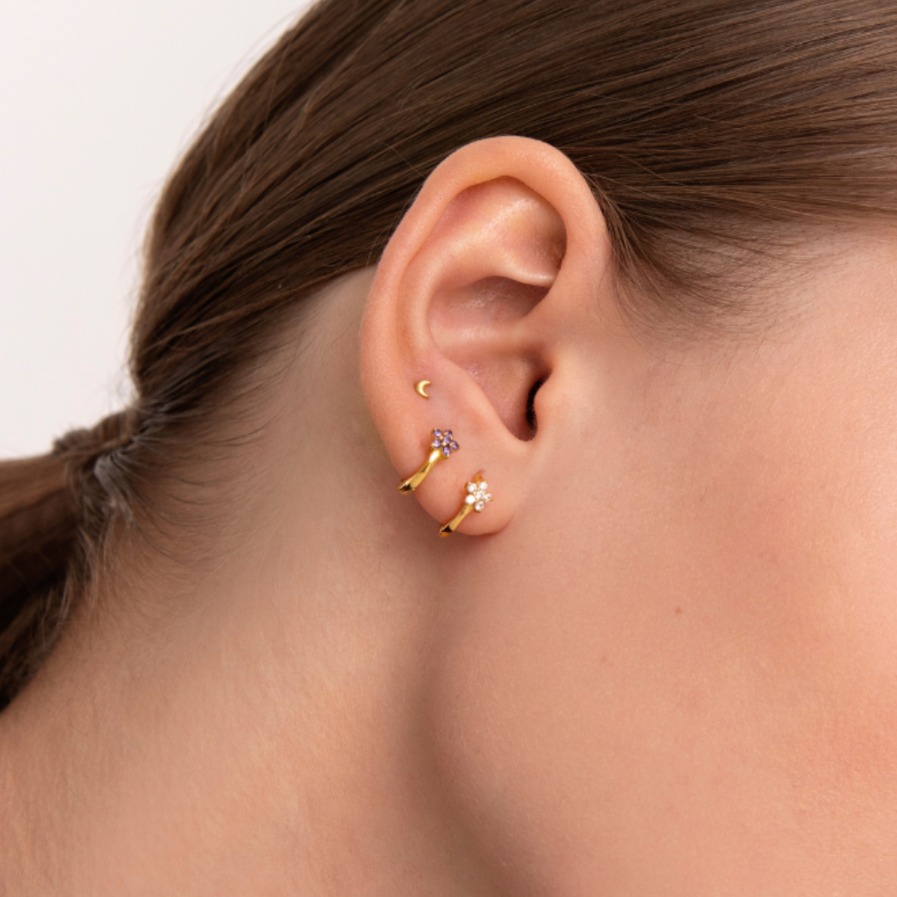 Women’s Earring with Integrated Star Motif and Round Stone Setting