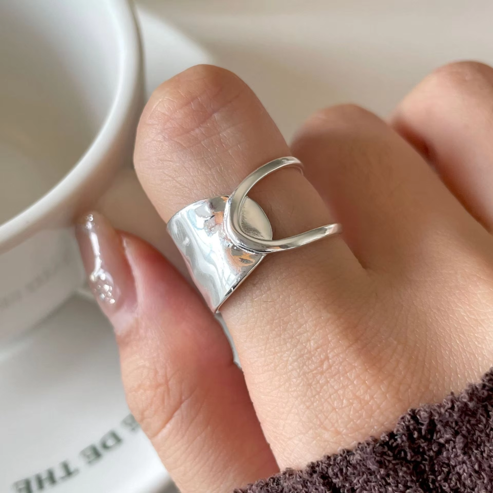 Women Adjustable Chunky Ring with Hammered Structure