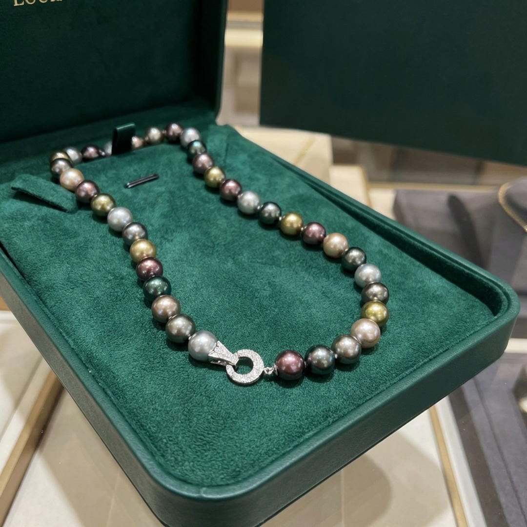 Women's Pearl Necklace with Continuous Single Strand Structure