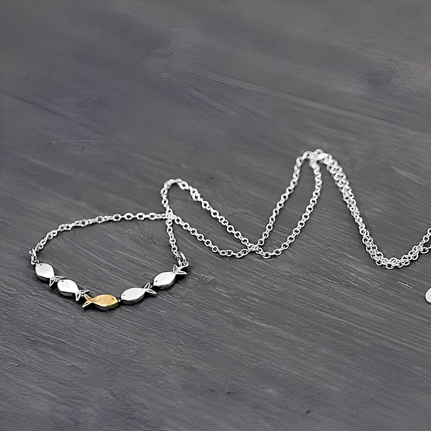 Amandine – Stylish goldfish necklace