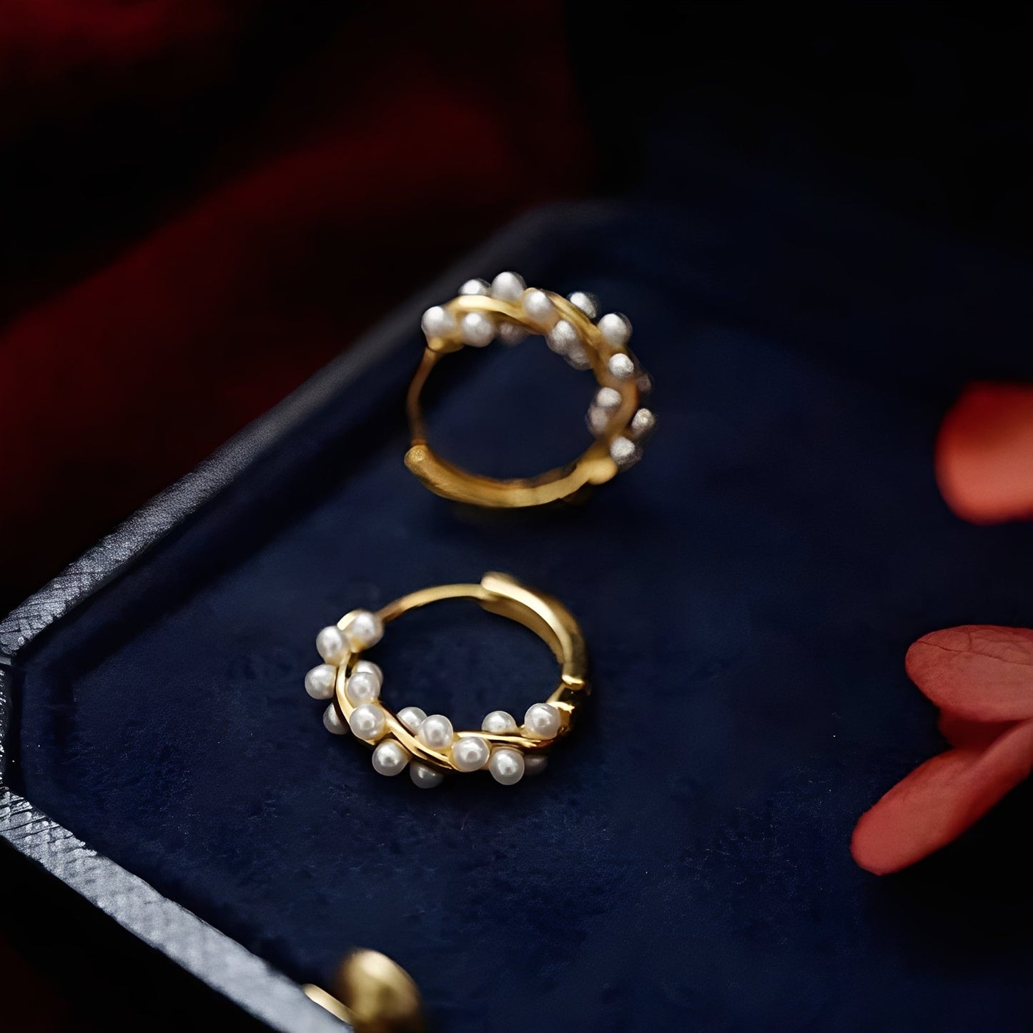 Ellie – Earrings with twisted pearls