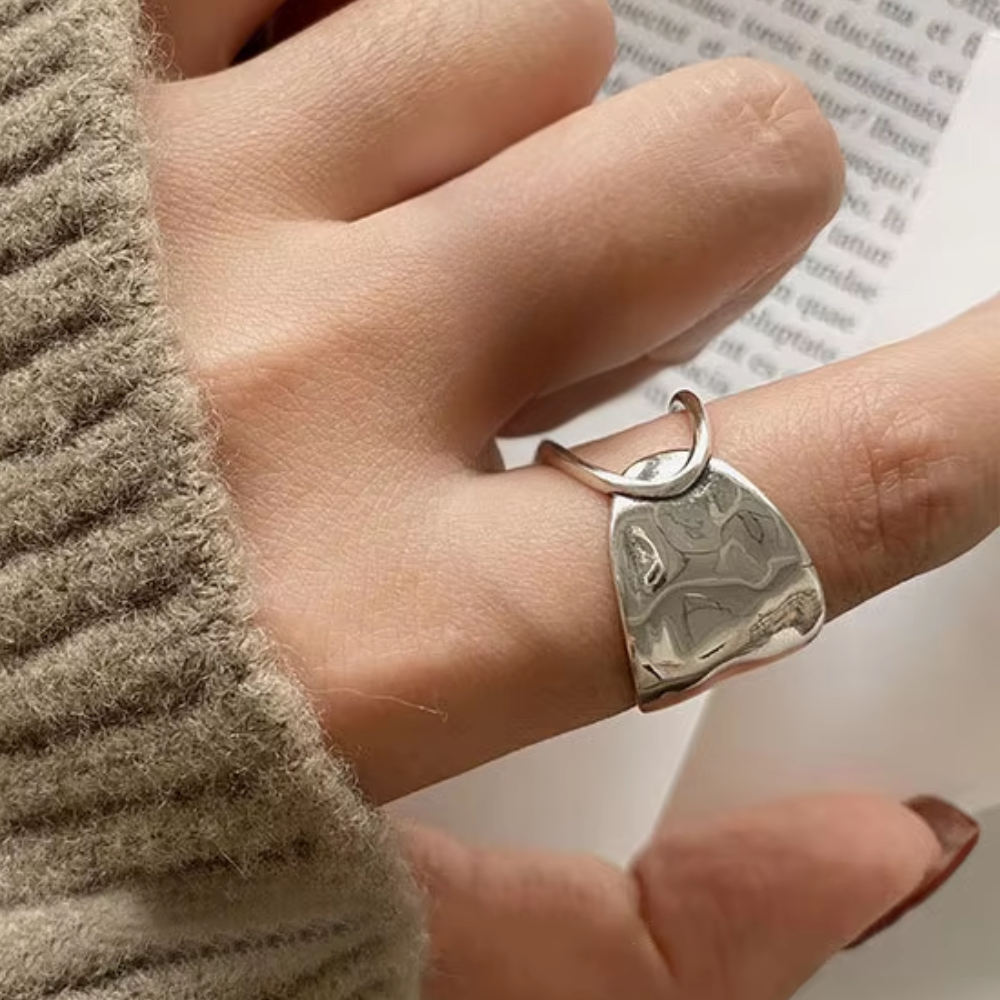 Women Adjustable Chunky Ring with Hammered Structure