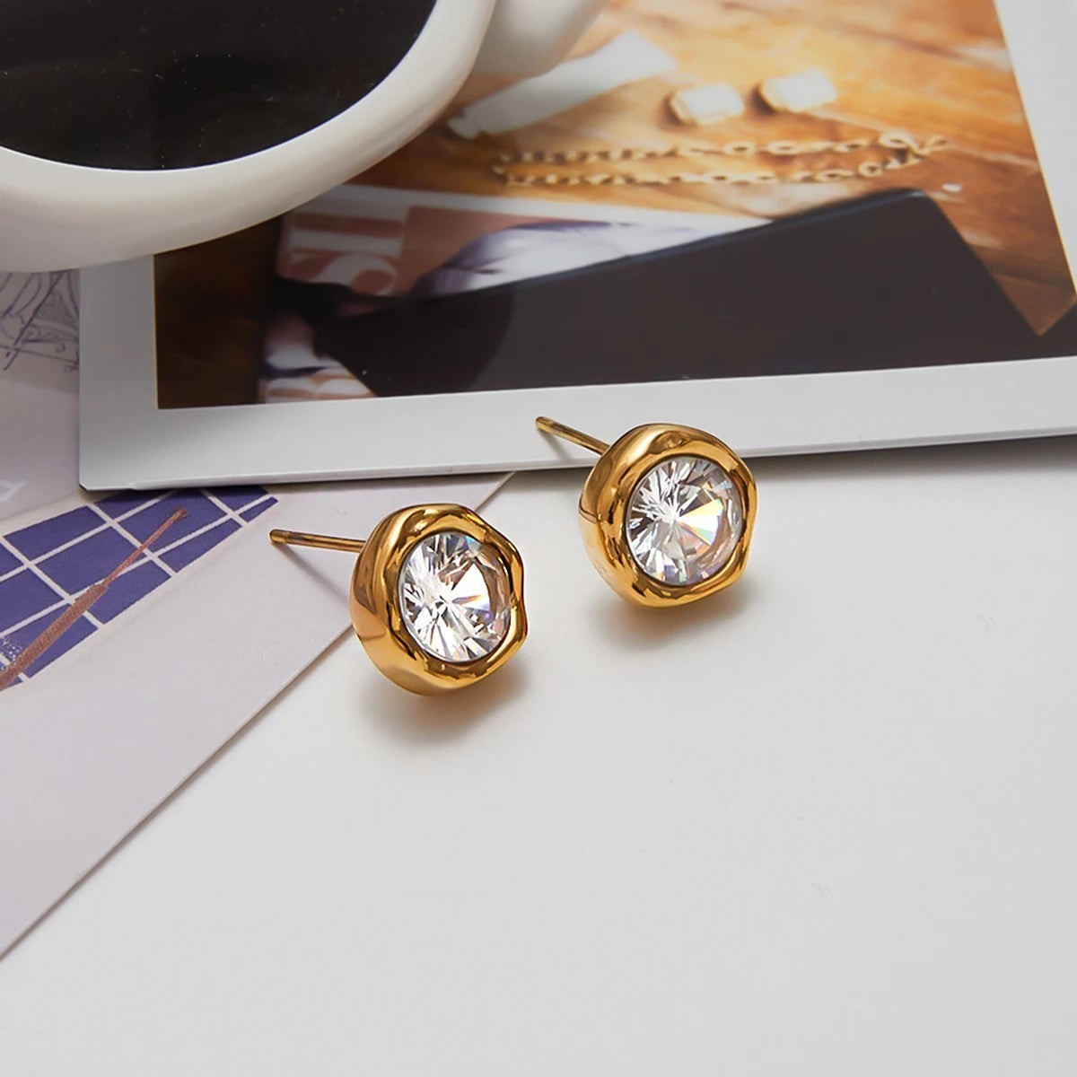 Women’s Round Ear Studs with Central Stone and Classic Solitaire Shape