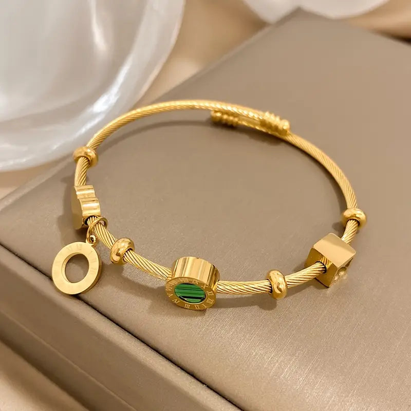 Rhian – Bracelet in Gold with Signature