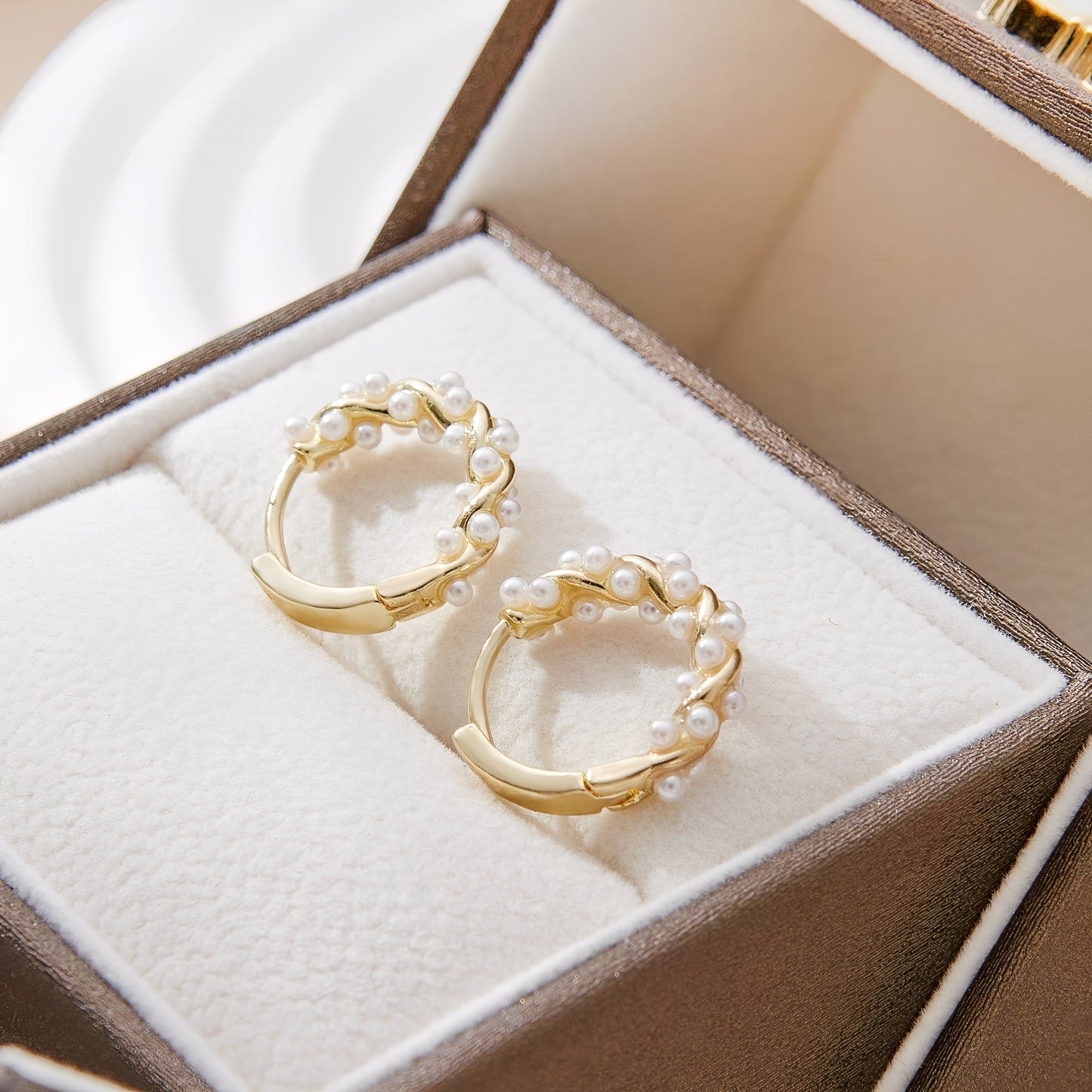 Ellie – Earrings with twisted pearls