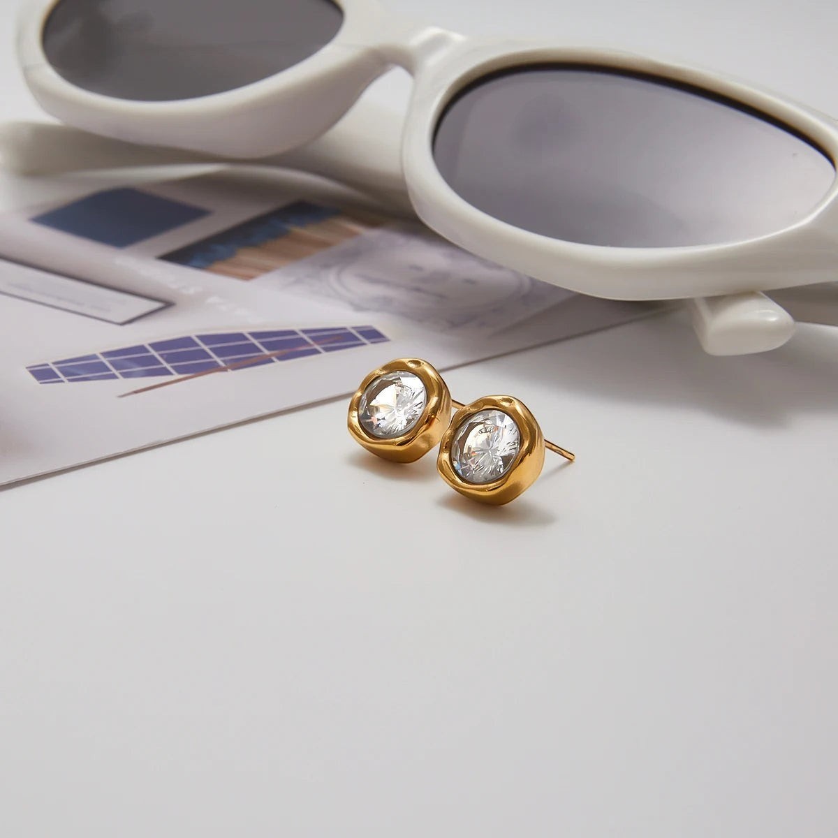 Women’s Round Ear Studs with Central Stone and Classic Solitaire Shape