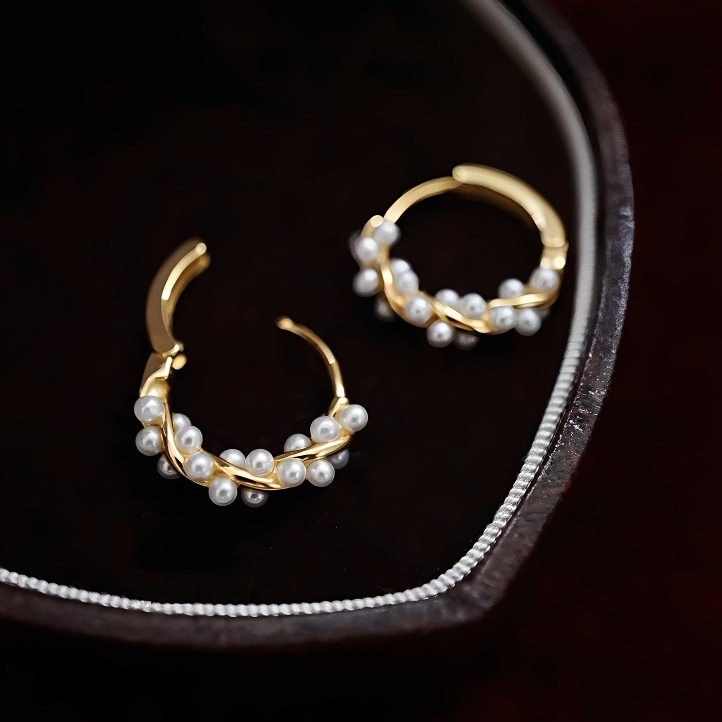 Ellie – Earrings with twisted pearls