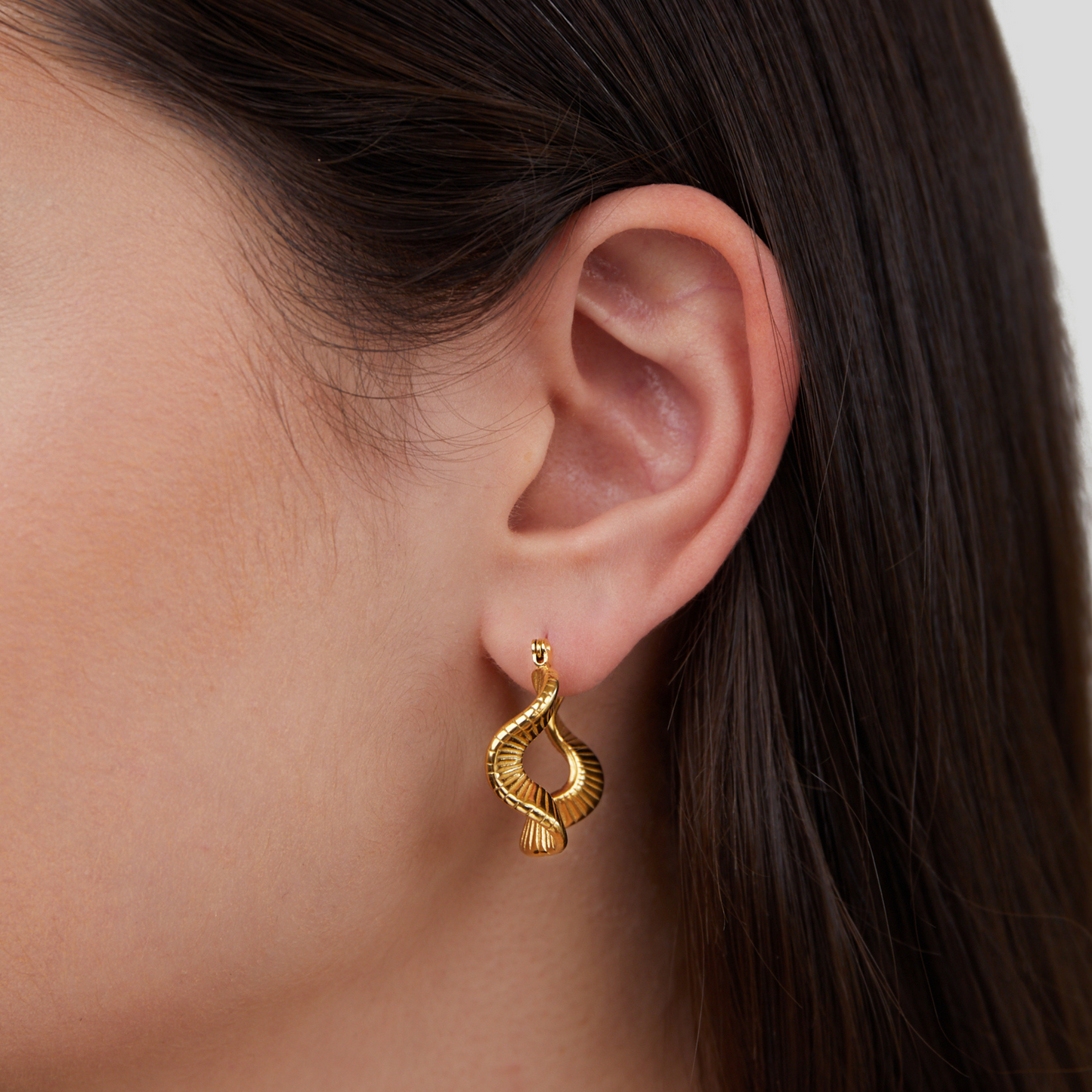 Anja – Gold Hoops with Wavy Design