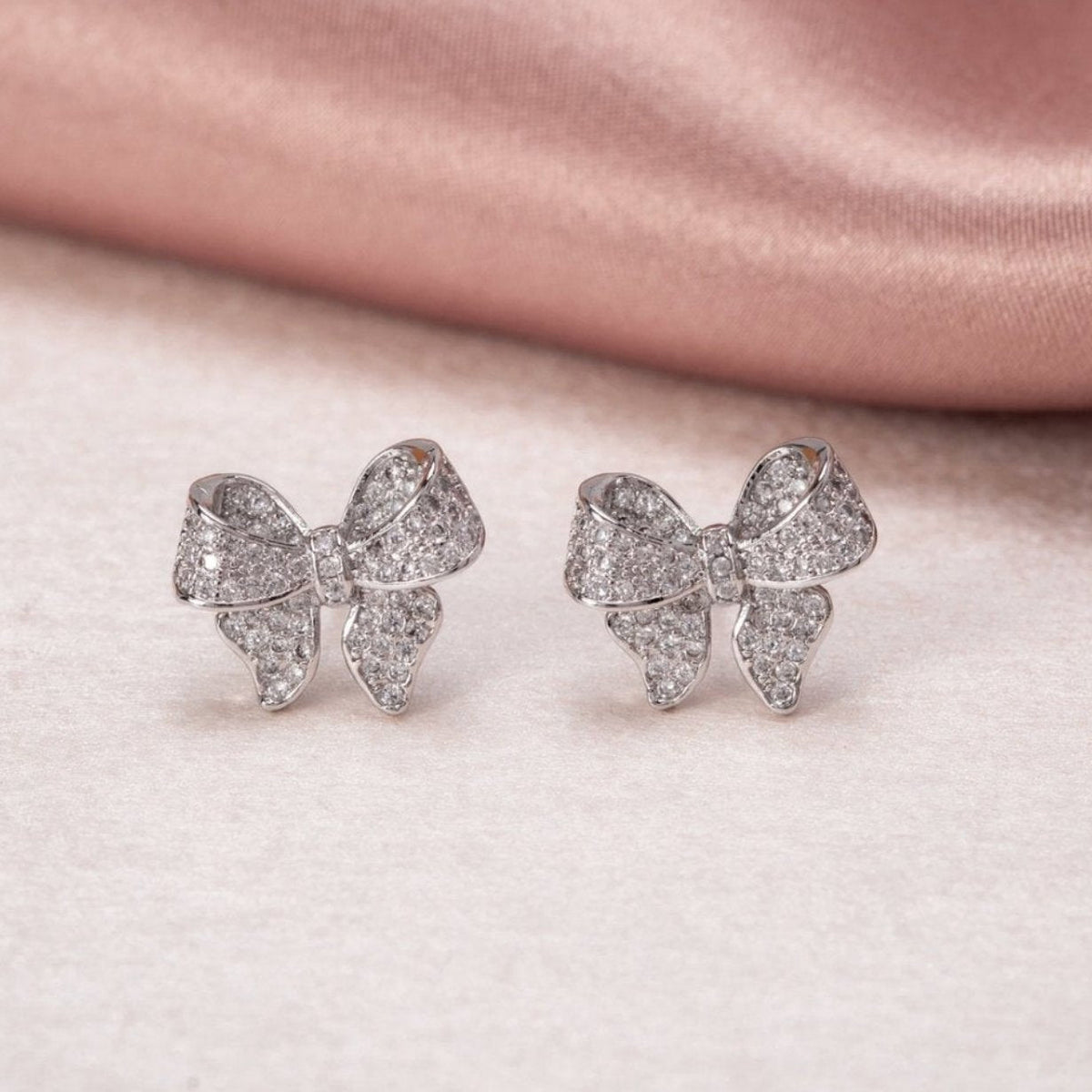 Minerva – Bow-Shaped Earrings
