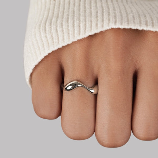 Ondine – Minimalist wave ring