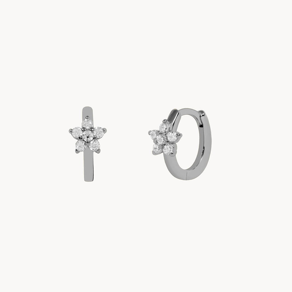 Women’s Earring with Integrated Star Motif and Round Stone Setting