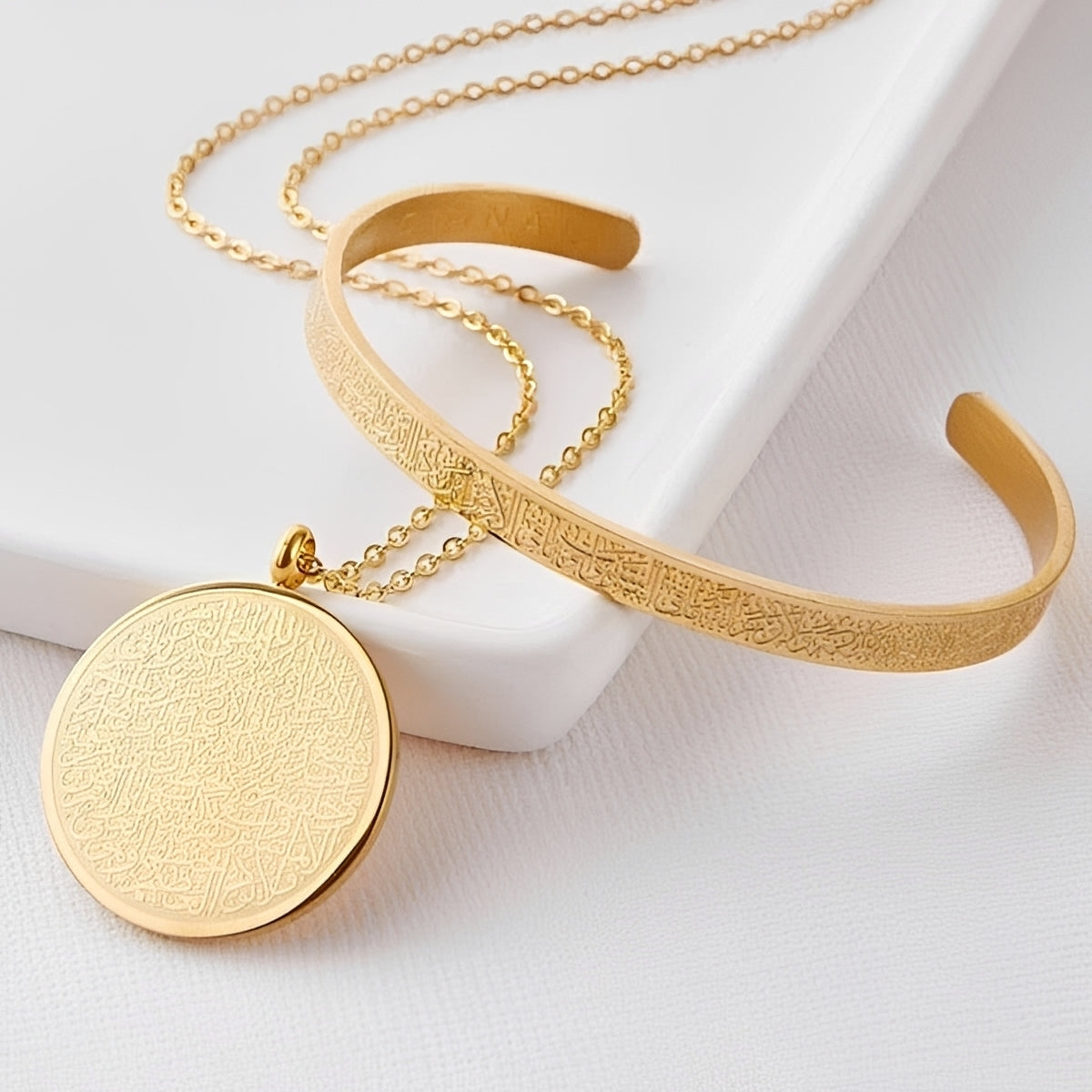 Women’s 2-piece jewelry set with necklace and open bangle with round pendant