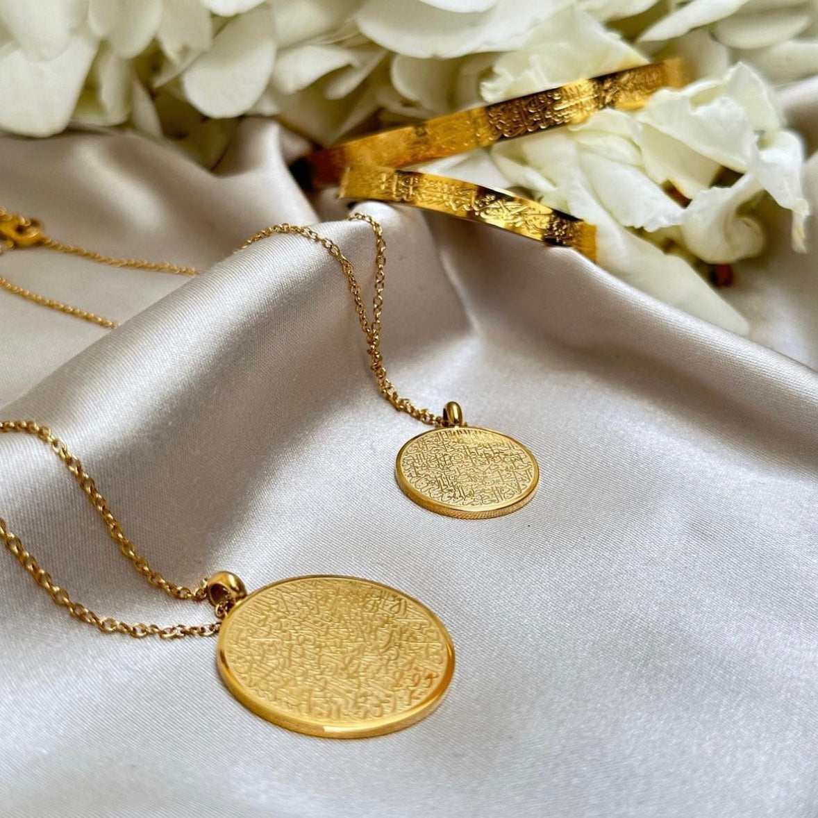 Women’s 2-piece jewelry set with necklace and open bangle with round pendant