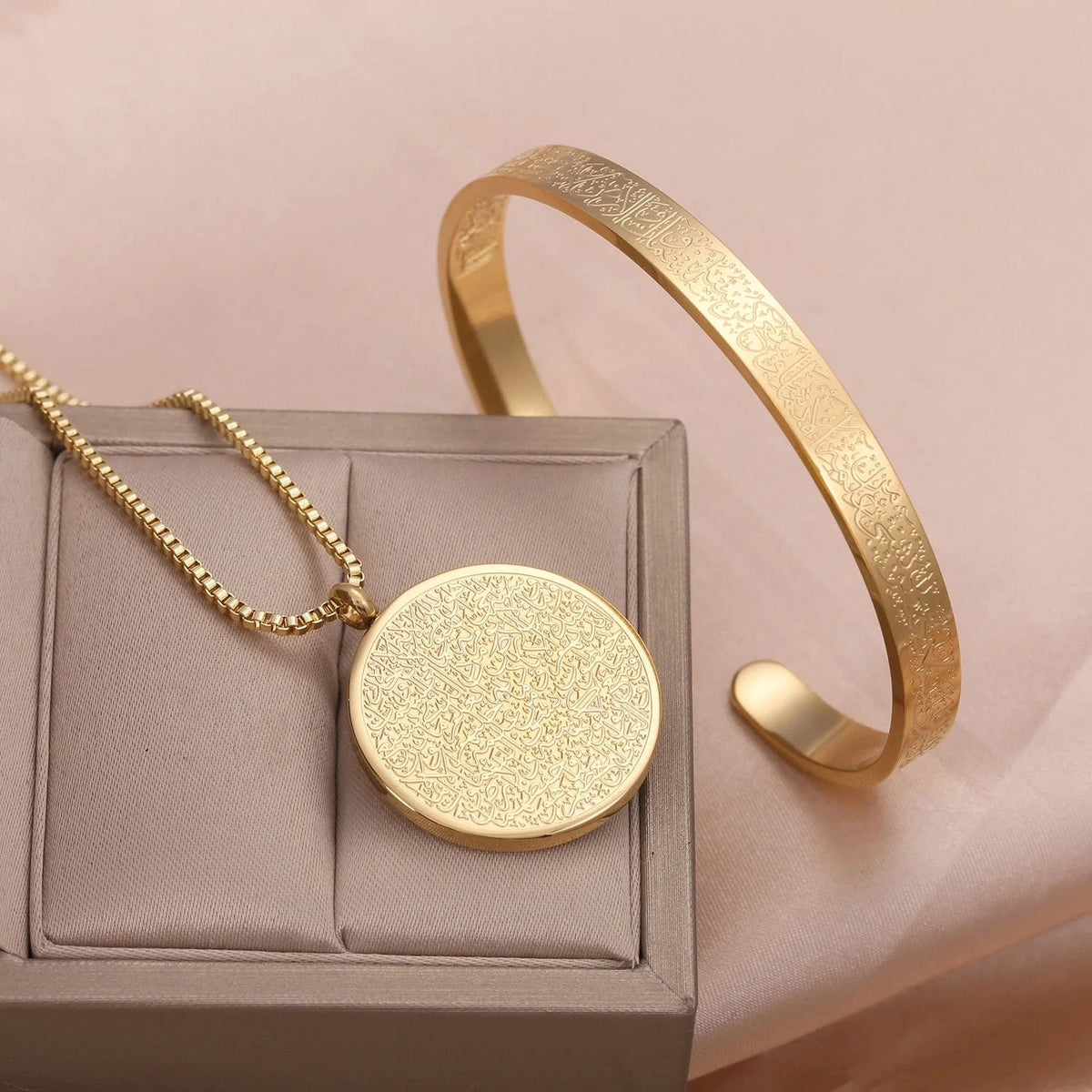 Women’s 2-piece jewelry set with necklace and open bangle with round pendant