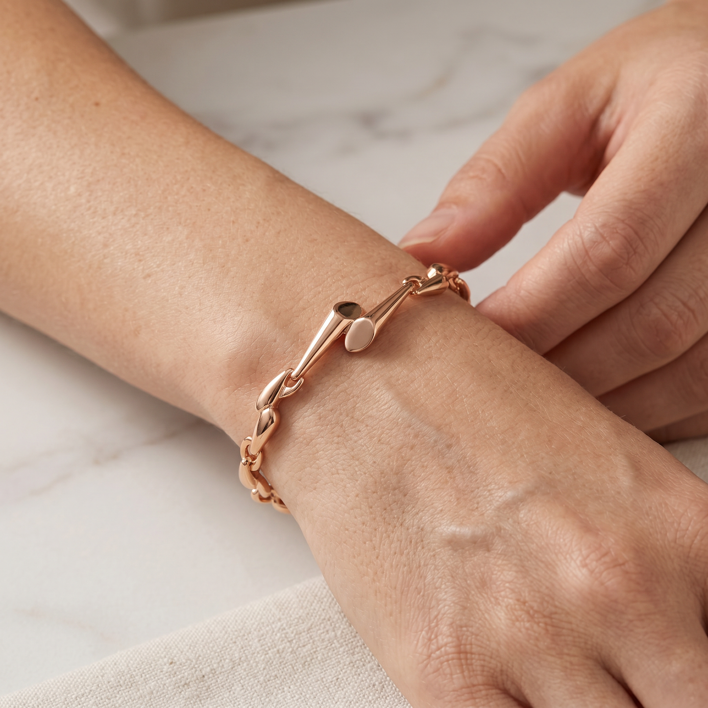 Lina – Stylish bracelet in gold