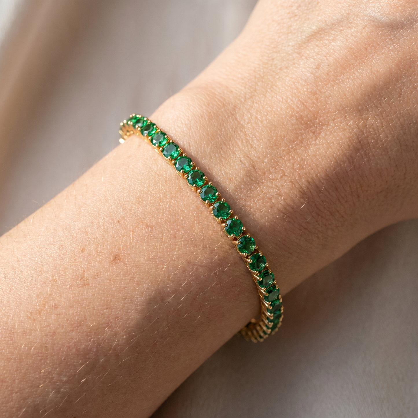 Aliona – Elegant Golden Bracelet Virelli
