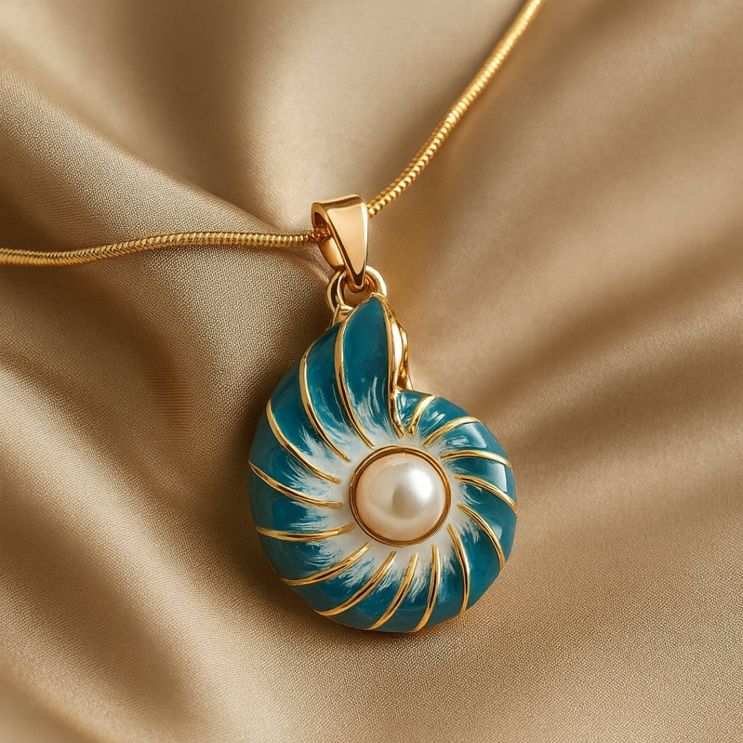 Women's Necklace with Shell Pendant and Round Jewelry Detail
