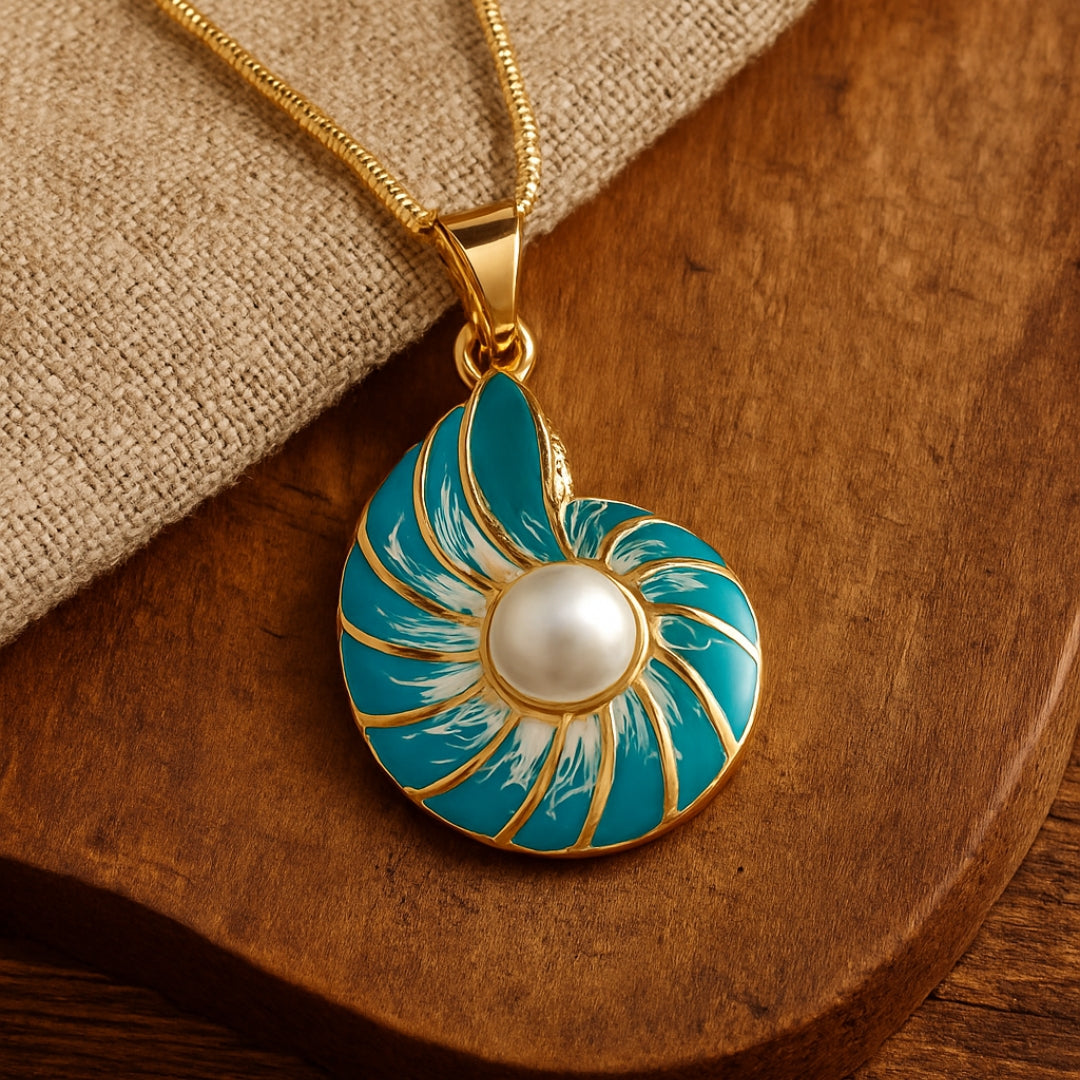 Women's Necklace with Shell Pendant and Round Jewelry Detail
