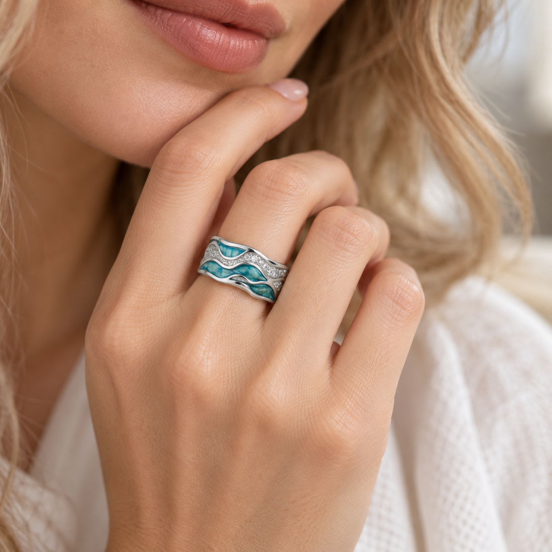 Women's Ring with Curved Wave Design and Stone Setting